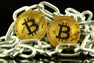 Bitcoin (sanal para) ve zincir fiziksel sürümü. Cryptocurrency ve Blockchain teknoloji yatırımcılar için kavramsal görüntü.