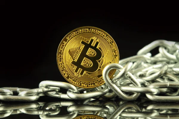 Bitcoin (sanal para) ve zincir fiziksel sürümü. Cryptocurrency ve Blockchain teknoloji yatırımcılar için kavramsal görüntü.