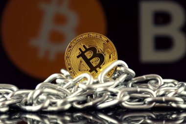 Bitcoin (sanal para) ve zincir fiziksel sürümü. Cryptocurrency ve Blockchain teknoloji yatırımcılar için kavramsal görüntü.
