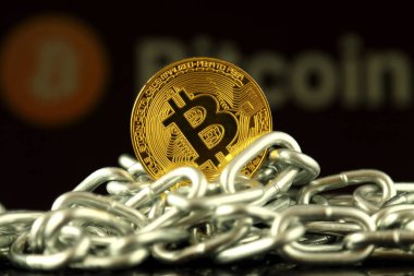 Bitcoin (sanal para) ve zincir fiziksel sürümü. Cryptocurrency ve Blockchain teknoloji yatırımcılar için kavramsal görüntü.