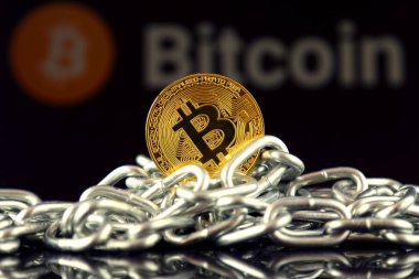 Bitcoin (sanal para) ve zincir fiziksel sürümü. Cryptocurrency ve Blockchain teknoloji yatırımcılar için kavramsal görüntü.