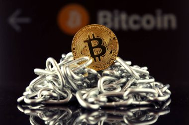 Bitcoin (sanal para) ve zincir fiziksel sürümü. Cryptocurrency ve Blockchain teknoloji yatırımcılar için kavramsal görüntü.