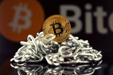 Bitcoin (sanal para) ve zincir fiziksel sürümü. Cryptocurrency ve Blockchain teknoloji yatırımcılar için kavramsal görüntü.