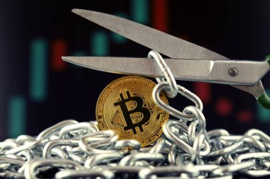 Bitcoin, makas ve zincir fiziksel sürümü. Blockchain teknoloji ve sabit çatal için kavramsal görüntü (terim bir durum için ne zaman bir blockchain iki ayrı zincirleri içine böler).