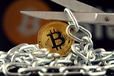 Bitcoin, makas ve zincir fiziksel sürümü. Blockchain teknoloji ve sabit çatal için kavramsal görüntü (terim bir durum için ne zaman bir blockchain iki ayrı zincirleri içine böler).