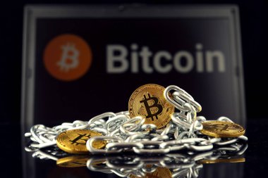 Bitcoin (sanal para) ve zincir fiziksel sürümü. Cryptocurrency ve Blockchain teknoloji yatırımcılar için kavramsal görüntü.