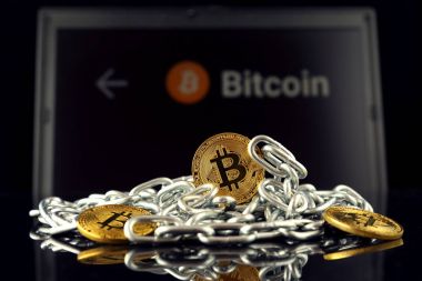 Bitcoin (sanal para) ve zincir fiziksel sürümü. Cryptocurrency ve Blockchain teknoloji yatırımcılar için kavramsal görüntü.