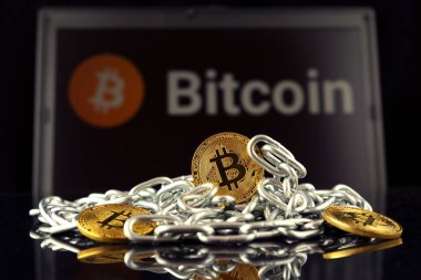 Bitcoin (sanal para) ve zincir fiziksel sürümü. Cryptocurrency ve Blockchain teknoloji yatırımcılar için kavramsal görüntü.