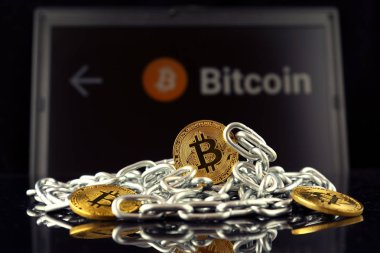 Bitcoin (sanal para) ve zincir fiziksel sürümü. Cryptocurrency ve Blockchain teknoloji yatırımcılar için kavramsal görüntü.