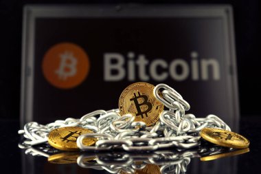 Bitcoin (sanal para) ve zincir fiziksel sürümü. Cryptocurrency ve Blockchain teknoloji yatırımcılar için kavramsal görüntü.