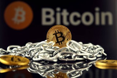 Bitcoin (sanal para) ve zincir fiziksel sürümü. Cryptocurrency ve Blockchain teknoloji yatırımcılar için kavramsal görüntü.