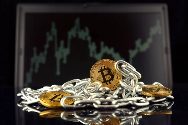 Physical version of Bitcoin (new virtual money) and chain. Conceptual image for investors in cryptocurrency and Blockchain Technology. — Stock Photo, Image