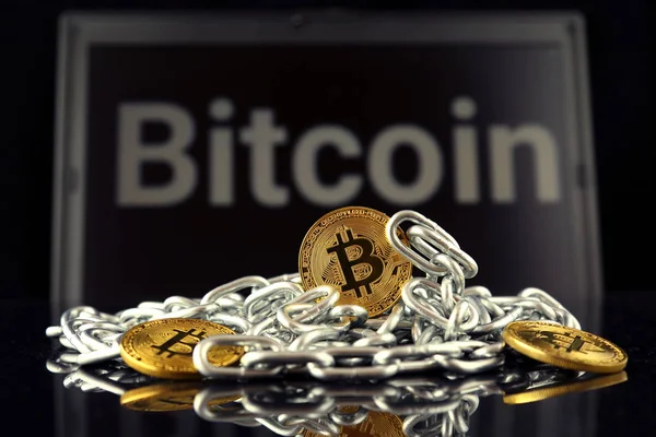 Physical version of Bitcoin (new virtual money) and chain. Conceptual image for investors in cryptocurrency and Blockchain Technology. — Stock Photo, Image