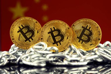 Bitcoin (sanal para), zincir ve Çin bayrağı fiziksel sürümü. Çin Blockchain teknoloji ve cryptocurrency yatırımcılar kavramsal görüntü.