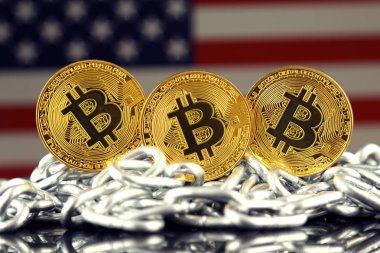 Bitcoin (sanal para), zincir ve ABD bayrağı fiziksel sürümü. Amerika Birleşik Devletleri Blockchain teknoloji ve cryptocurrency yatırımcılar kavramsal görüntü.