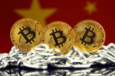 Bitcoin (sanal para), zincir ve Çin bayrağı fiziksel sürümü. Çin Blockchain teknoloji ve cryptocurrency yatırımcılar kavramsal görüntü.