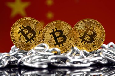 Bitcoin (sanal para), zincir ve Çin bayrağı fiziksel sürümü. Çin Blockchain teknoloji ve cryptocurrency yatırımcılar kavramsal görüntü.