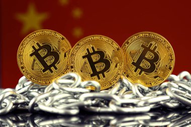 Bitcoin (sanal para), zincir ve Çin bayrağı fiziksel sürümü. Çin Blockchain teknoloji ve cryptocurrency yatırımcılar kavramsal görüntü.