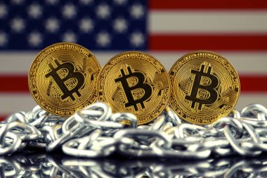Bitcoin (sanal para), zincir ve ABD bayrağı fiziksel sürümü. Amerika Birleşik Devletleri Blockchain teknoloji ve cryptocurrency yatırımcılar kavramsal görüntü.