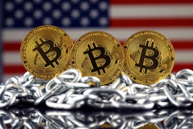 Bitcoin (sanal para), zincir ve ABD bayrağı fiziksel sürümü. Amerika Birleşik Devletleri Blockchain teknoloji ve cryptocurrency yatırımcılar kavramsal görüntü.