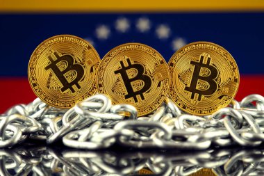 Bitcoin (sanal para), zincir ve Venezuela bayrak fiziksel sürümü. Venezuela Blockchain teknoloji ve cryptocurrency yatırımcılar kavramsal görüntü.
