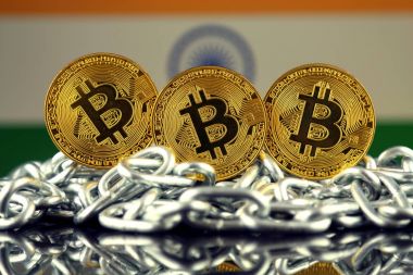 Bitcoin (sanal para), zincir ve Hindistan bayrağı fiziksel sürümü. Kavramsal görüntü Hindistan Blockchain teknoloji ve yatırımcılar cryptocurrency.