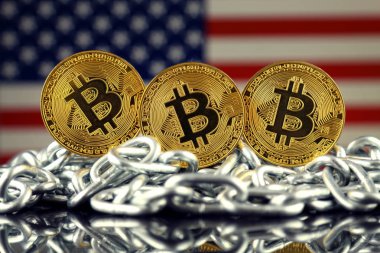Bitcoin (sanal para), zincir ve ABD bayrağı fiziksel sürümü. Amerika Birleşik Devletleri Blockchain teknoloji ve cryptocurrency yatırımcılar kavramsal görüntü.