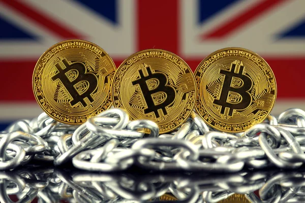 Versión física de Bitcoin (nuevo dinero virtual), cadena y bandera del Reino Unido. Imagen conceptual para inversores en criptomoneda y tecnología Blockchain en Reino Unido . — Foto de Stock