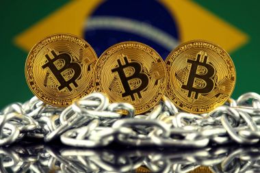 Bitcoin (sanal para), zincir ve Brezilya bayrağı fiziksel sürümü. Brezilya Blockchain teknoloji ve cryptocurrency yatırımcılar kavramsal görüntü.