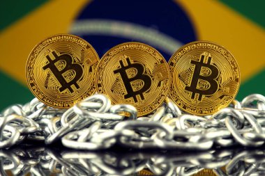 Bitcoin (sanal para), zincir ve Brezilya bayrağı fiziksel sürümü. Brezilya Blockchain teknoloji ve cryptocurrency yatırımcılar kavramsal görüntü.