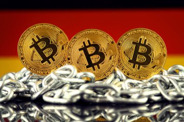 Bitcoin (sanal para), zincir ve Almanya bayrağı fiziksel sürümü. Almanya Blockchain teknoloji ve cryptocurrency yatırımcılar kavramsal görüntü.