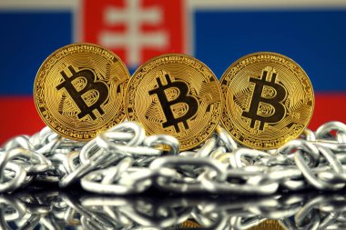 Bitcoin (sanal para), zincir ve Slovakya bayrağı fiziksel sürümü. Slovakya Blockchain teknoloji ve cryptocurrency yatırımcılar kavramsal görüntü.