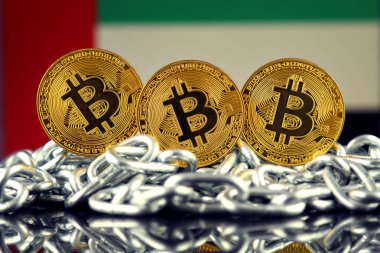 Bitcoin (sanal para), zincir ve Birleşik Arap Emirlikleri bayrağı fiziksel sürümü. Birleşik Arap Emirlikleri Blockchain teknoloji ve cryptocurrency yatırımcılar kavramsal görüntü.