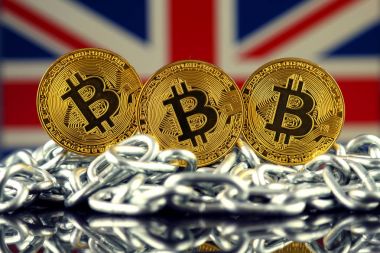 Bitcoin (sanal para), zincir ve İngiltere'de bayrak fiziksel sürümü. İngiltere Blockchain teknoloji ve cryptocurrency yatırımcılar kavramsal görüntü.