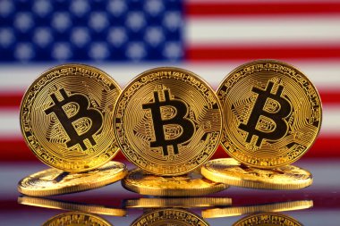 Bitcoin (sanal para) ve ABD bayrağı fiziksel sürümü. Amerika Birleşik Devletleri Blockchain teknoloji ve cryptocurrency yatırımcılar kavramsal görüntü.