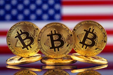Bitcoin (sanal para) ve ABD bayrağı fiziksel sürümü. Amerika Birleşik Devletleri Blockchain teknoloji ve cryptocurrency yatırımcılar kavramsal görüntü.