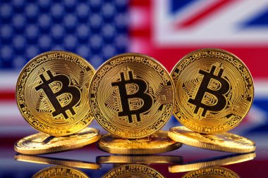 Bitcoin (sanal para), ABD ve İngiltere bayrağı fiziksel sürümü. Amerika Birleşik Devletleri ve İngiltere Blockchain teknoloji ve cryptocurrency yatırımcılar kavramsal görüntü.