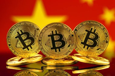 Bitcoin (sanal para) ve Çin bayrağı fiziksel sürümü. Çin Blockchain teknoloji ve cryptocurrency yatırımcılar kavramsal görüntü.