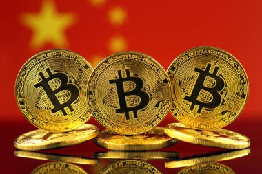 Bitcoin (sanal para) ve Çin bayrağı fiziksel sürümü. Çin Blockchain teknoloji ve cryptocurrency yatırımcılar kavramsal görüntü.