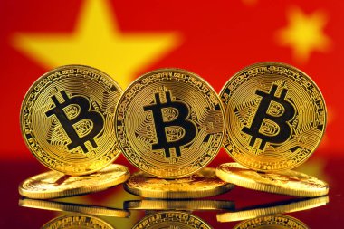 Bitcoin (sanal para) ve Çin bayrağı fiziksel sürümü. Çin Blockchain teknoloji ve cryptocurrency yatırımcılar kavramsal görüntü.