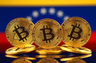 Bitcoin (sanal para) ve Venezuela bayrak fiziksel sürümü. Venezuela Blockchain teknoloji ve cryptocurrency yatırımcılar kavramsal görüntü.