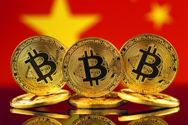 Bitcoin (sanal para) ve Çin bayrağı fiziksel sürümü. Çin Blockchain teknoloji ve cryptocurrency yatırımcılar kavramsal görüntü.