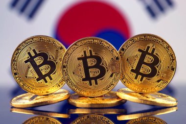 Bitcoin (sanal para) ve Güney Kore bayrağı fiziksel sürümü. Güney Kore Blockchain teknoloji ve cryptocurrency yatırımcılar kavramsal görüntü.