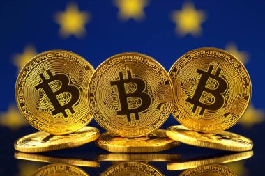 Bitcoin (sanal para) ve AB bayrağı fiziksel sürümü. Avrupa Birliği Blockchain teknoloji ve cryptocurrency yatırımcılar kavramsal görüntü.