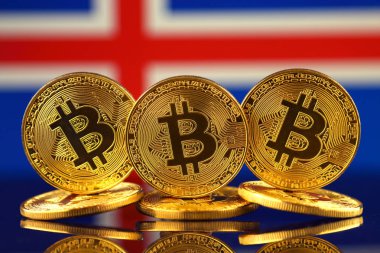 Bitcoin (sanal para) ve İzlanda bayrağı fiziksel sürümü. İzlanda Blockchain teknoloji ve cryptocurrency yatırımcılar kavramsal görüntü.