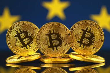Bitcoin (sanal para) ve AB bayrağı fiziksel sürümü. Avrupa Birliği Blockchain teknoloji ve cryptocurrency yatırımcılar kavramsal görüntü.