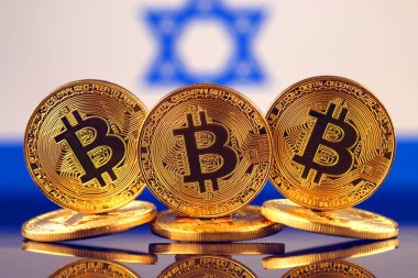 Bitcoin (sanal para) ve İsrail bayrağı fiziksel sürümü. İsrail Blockchain teknoloji ve cryptocurrency yatırımcılar kavramsal görüntü.