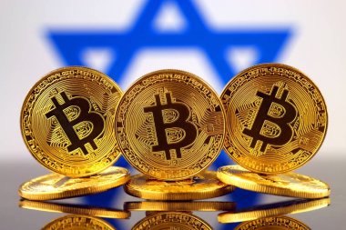 Bitcoin (sanal para) ve İsrail bayrağı fiziksel sürümü. İsrail Blockchain teknoloji ve cryptocurrency yatırımcılar kavramsal görüntü.