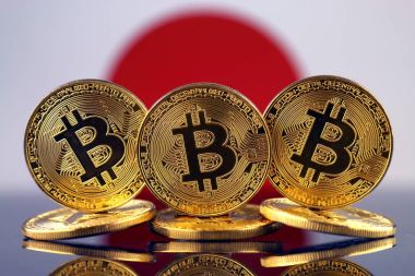 Bitcoin (sanal para) ve Japonya bayrağı fiziksel sürümü. Japonya Blockchain teknoloji ve cryptocurrency yatırımcılar kavramsal görüntü.