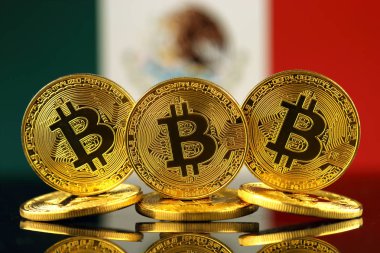 Bitcoin (sanal para) ve Meksika bayrağı fiziksel sürümü. Meksika Blockchain teknoloji ve cryptocurrency yatırımcılar kavramsal görüntü.